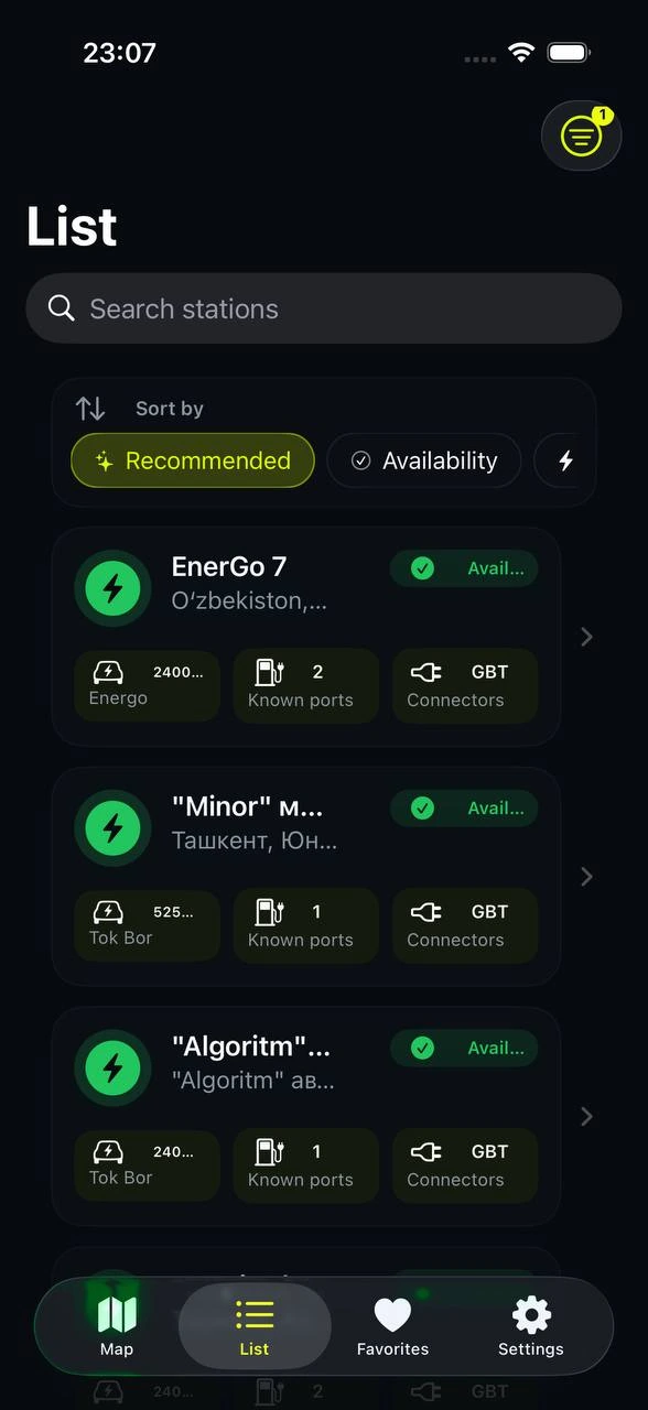 Список зарядных станций в iOS-приложении UniVolt с поиском, сортировкой и параметрами разъёмов
